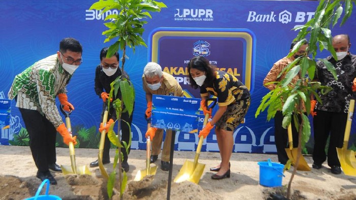 Gerakan Tanam Pohon di Perumahan Bank BTN terus mendorong pembiayaan rumah berbasis ramah lingkungan dengan melakukan penanaman pohon di kawasan perumahan.