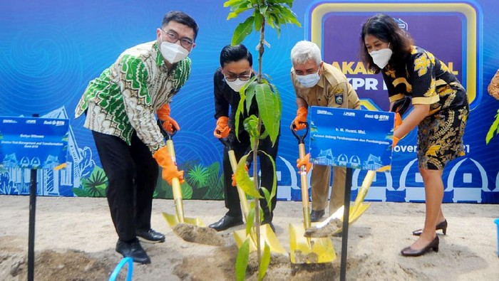 Bank BTN terus mendorong pembiayaan rumah berbasis ramah lingkungan dengan melakukan penanaman pohon di kawasan perumahan.