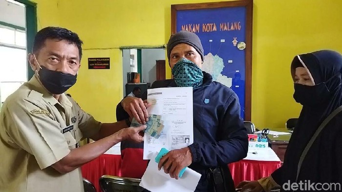 honor penggali kubur di kota malang cair