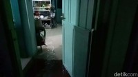 Tak hanya itu, air hujan yang turun sejak pukul 17.30 WIB juga masuk ke rumah warga.