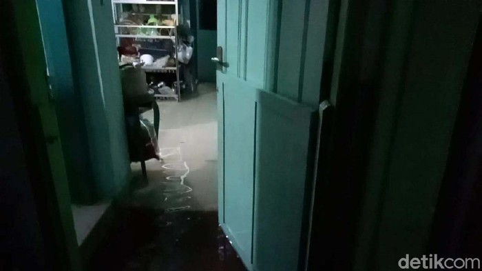 Hujan 2 Jam, Jalan di Surabaya Banjir Hujan deras mengguyur Kota Surabaya selama 2 jam. Akibatnya, sejumlah jalan banjir. Air juga masuk ke rumah warga.