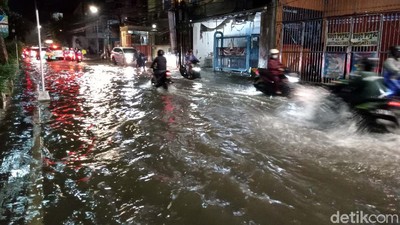 Hujan 2 Jam, Jalan di Surabaya Banjir