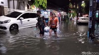 Pantauan di lokasi, hujan baru benar-benar reda sekitar pukul 18.30 WIB. Meski begitu, air tampak belum surut dan masih membanjiri jalan, gang dan rumah warga.