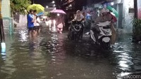 Sedangkan para pengendara roda 2 harus menuntun motornya karena mogok