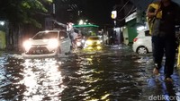 Hujan deras mengguyur Kota Pahlawan selama 2 jam. Akibatnya, sejumlah jalan terendam banjir.