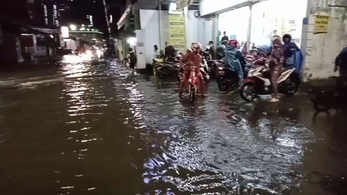 Hujan Deras Guyur Surabaya, Banyak Motor Mogok dan Mobil Ikut Terendam