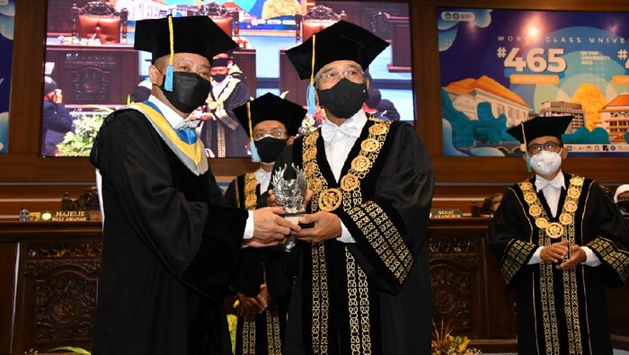Ignasius mendapat gelar Doktor Honoris Causa dari Unair