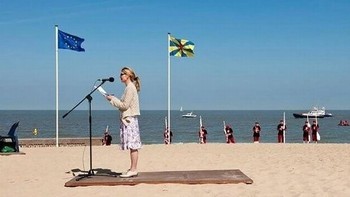 Perempuan dalam foto terbang atau tidak? Foto: IndiaTimes