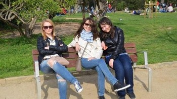 Wanita ini duduk di bangku taman atau tidak? Foto: IndiaTimes