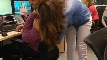 Siapa yang dipeluk, pria atau wanita? Foto: IndiaTimes