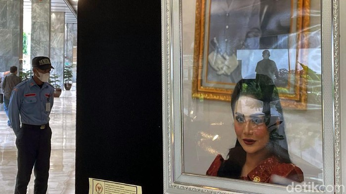 Pameran foto bertajuk 'Warna-Warni Parlemen Bersatu Lawan Pandemi' digelar di Kompleks Parlemen. Pameran itu tampilkan foto-foto aktivitas para anggota DPR RI.