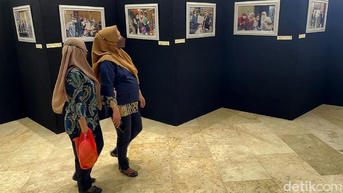 Intip Aktivitas Para Legislator Lewat Pameran Foto di Gedung DPR Pameran foto bertajuk 'Warna-Warni Parlemen Bersatu Lawan Pandemi' digelar di Kompleks Parlemen. Pameran itu tampilkan foto-foto aktivitas para anggota DPR RI.