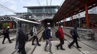 Perubahan pun terjadi dari sisi akses masuk dan jalur operasional kereta yang digunakan di stasiun ini.