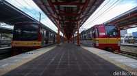 Perubahan pintu masuk bagi penumpang terjadi di sisi utara Stasiun Bekasi atau yang mengarah Jl. Perjuangan. Pengguna KRL dapat keluar atau masuk dengan memanfaatkan akses masuk sementara dari sisi utara.