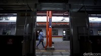 Sementara pengguna KRL yang keluar atau masuk dari sisi selatan atau yang mengarah Jl. Ir. H. Juanda, dapat langsung menuju lantai 2 gedung baru stasiun untuk melakukan tap di gate elektronik dan selanjutnya turun menuju peron.