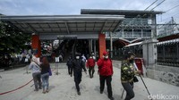 Stasiun ini melayani KRL tujuan Jakarta Kota dan Cikarang serta kereta pemberhentian sejumlah kereta antar kota.