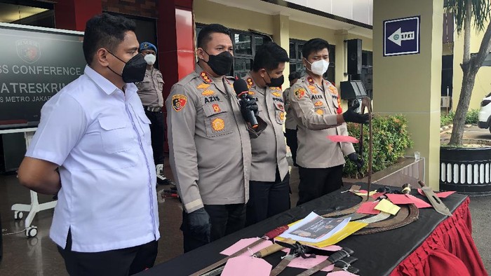 Kapolres Metro Jakarta Selatan, Kombes Azis Andriansyah, mengungkapkan wilayah hukumnya belakangan ini kerap terjadi tawuran hingga begal. Polres Metro Jaksel bakal melakukan sidak toko penjual senjata tajam (sajam).