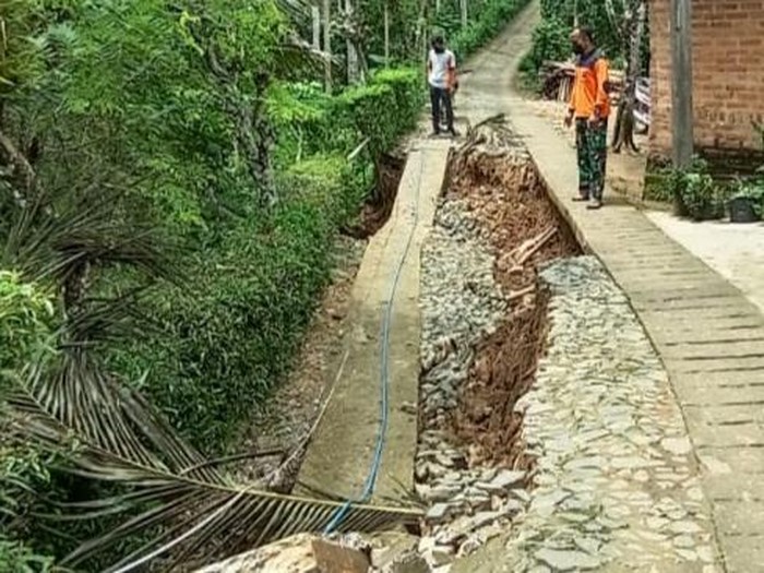 Tingginya curah hujan di Trenggalek kembali mengakibatkan tanah longsor. Kali ini jalur antarkampung di Kecamatan Dongko yang amblas hingga tidak bisa dilalui kendaraan.
