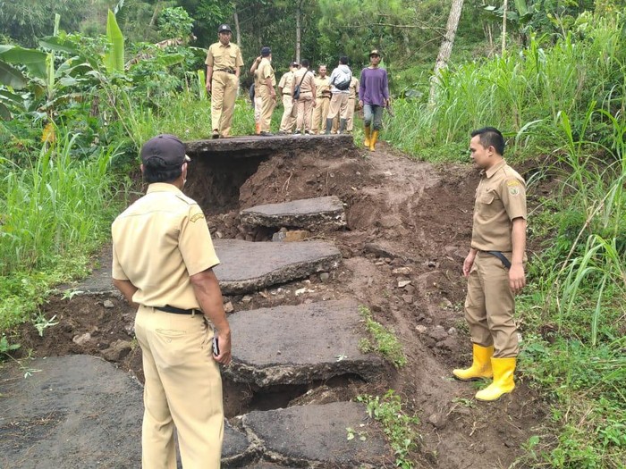 Jalan Desa Trajumas, Kecamatan Kandangserang, Kabupaten Pekalongan amblas dan rusak akibat tanah bergerak, Selasa (23/11/2021).