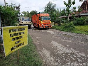 Banner Sindiran Penuhi Jalan Rusak 800 Meter di Ponorogo yang Tak Juga Diperbaiki