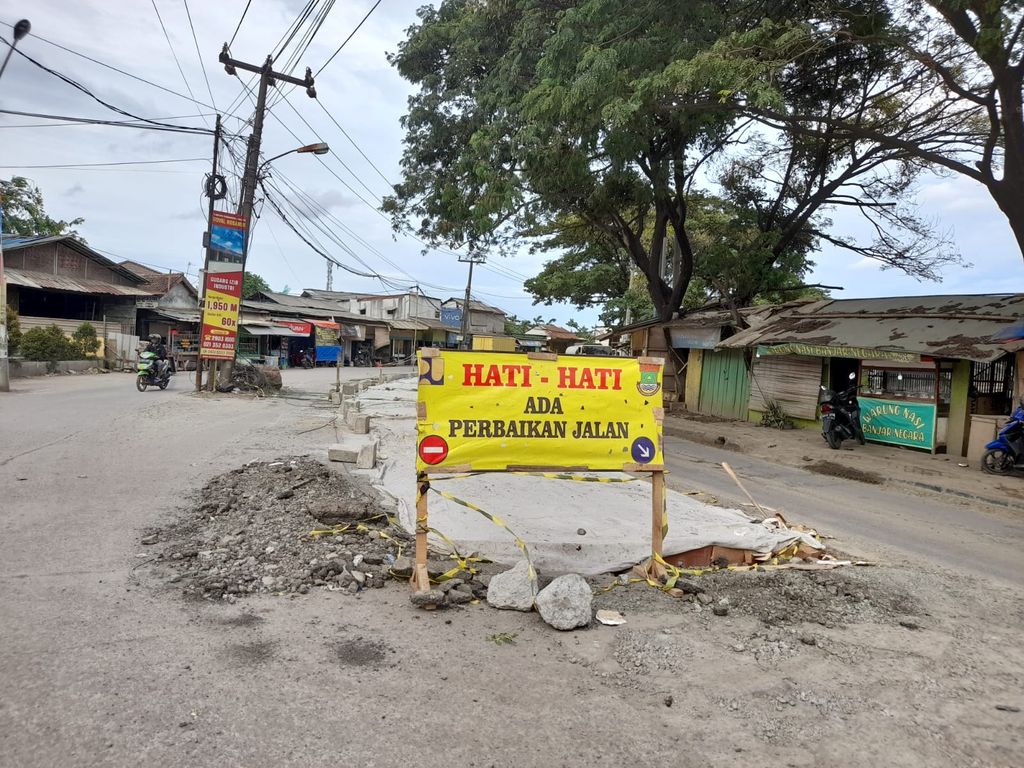 Jl Raya Perancis diperbaiki. Lalu lintas di lokasi dibuat satu arah.