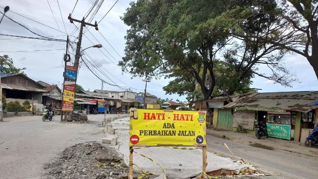 Jl Raya Perancis diperbaiki. Lalu lintas di lokasi dibuat satu arah.