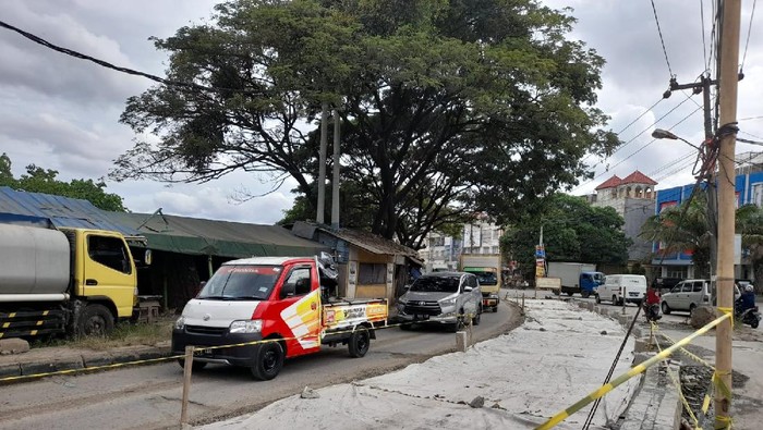 Jl Raya Perancis diperbaiki. Lalu lintas di lokasi dibuat satu arah.
