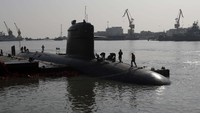 Kapal selam INS Vela terlihat di Mumbai, India, Selasa, (23/11/2021). Kapal selam tersebut mulai beroperasi  25 November mendatang.