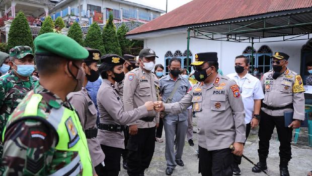 Kapoldasu Irjen Panca Putra meninjau keamanan 200 pemilihan kepala desa (pilkades) serentak di Kabupaten Tapanuli Utara (Taput).  (dok Istimewa)
