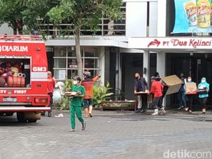 Pabrik Dua Kelinci Pati Kebakaran, Karyawan Evakuasi Barang-barang