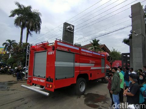 Kebakaran di pabrik PT Dua Kelinci Pati, Selasa (23/11/2021).
