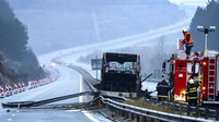 Dalam kecelakaan tersebut, 7 orang selamat usai melompat dari bus yang terbakar dan dilarikan ke rumah sakit di Sofia. (AP/Minko Chernev)
