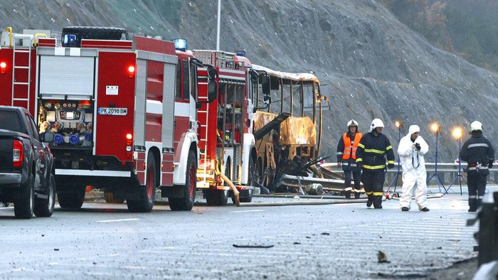 Kecelakaan Maut Bus di Bulgaria Kecelakaan maut yang melibatkan bus terjadi di jalan tol di Bulgaria. Sebuah bus yang membawa sebagian besar turis Makedonia Utara terbakar di jalan tol di Bulgaria barat, Selasa, dini hari waktu setempat. (Minko Chernev/BTA Agency Bulgaria via AP)