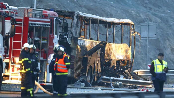 Kecelakaan Maut Bus di Bulgaria Kecelakaan maut yang melibatkan bus terjadi di jalan tol di Bulgaria. Sebuah bus yang membawa sebagian besar turis Makedonia Utara terbakar di jalan tol di Bulgaria barat, Selasa, dini hari waktu setempat. (Minko Chernev/BTA Agency Bulgaria via AP)
