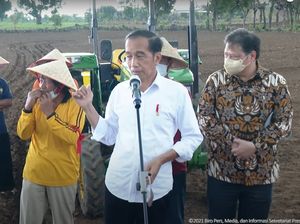 Saat Jokowi Naik Traktor untuk Tanam Jagung di Jeneponto