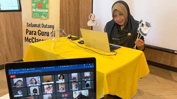 Ketika Guru Berkisah Para Pahlawan Indonesia Sebanyak 300 guru mengajarkan kisah-kisah pahlawan Indonesia secara daring. Hal ini dilakukan dalam rangka memperingati Hari Guru Nasional yang jatuh 25 November 2021.