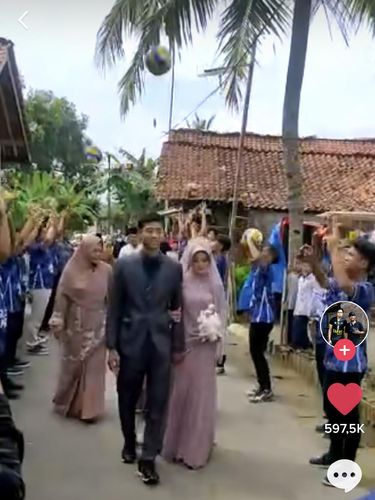Kisah viral atlet bola voli menikah.