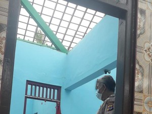 Ditinggal Ibu Kerja, Anak Ini Nekat Preteli Genting-Jual Perabot Rumah