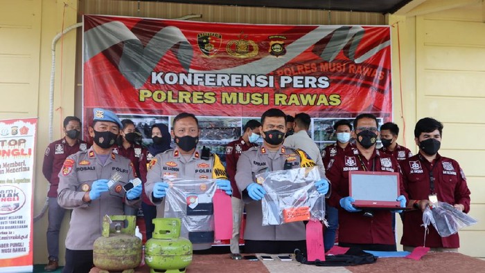 Konferensi pers penangkapan pria bersama 2 istri mencuri di Sumsel (dok. Istimewa)