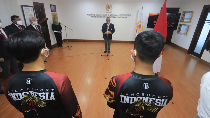 KONI Pusat melepas atlet dancesport Indonesia yang akan berlaga di Kejuaraan Dunia, Paris, 4 Desember 2021. Momen itu juga ditandai dengan pelantikan federasi cabor.