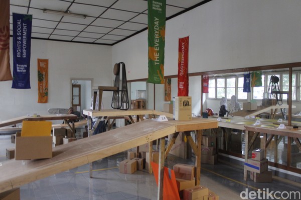 Laswee juga menyediakan pilihan retail space yang dapat diaplikasikan sesuai dengan kebutuhan para tenant. Ruang tersebut dapat difungsikan sebagai toko, display, area kuliner, kedai kopi, studio, kantor, atau kebutuhan lain sesuai tematik. Laswee juga menyediakan pilihan retail space yang dapat diaplikasikan sesuai dengan kebutuhan para tenant. Ruang tersebut dapat difungsikan sebagai toko, display, area kuliner, kedai kopi, studio, kantor, atau kebutuhan lain sesuai tematik.