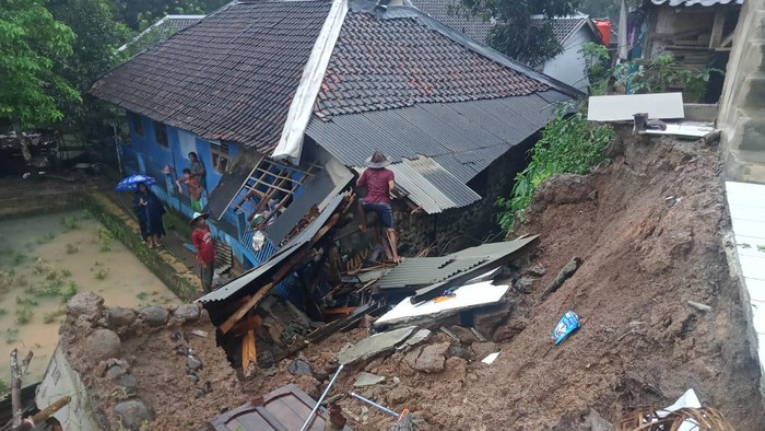 Longsor di Lebak