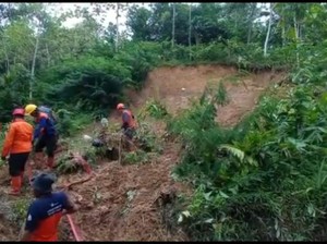 Tebing Setinggi 30 Meter di Tasik Longsor, Akses Jalan Warga Terganggu