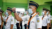 KAI saat ini sedang menyiapkan 123 orang Train Attendant untuk bertugas di 27 rangkaian kereta LRT Jabodebek (4 cadangan). Berbeda dengan masinis, petugas Train Attendant juga harus mampu berbahasa Inggris karena selama perjalanan petugas Train Attendant berinteraksi langsung dengan para pelanggan.