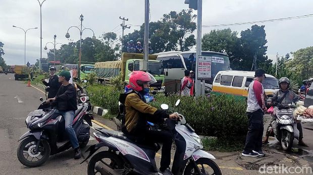 Macet Imbas Buru Demo di Cianjur