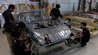 Pekerja menyelesaikan produksi replika mobil klasik di Tuksedo Studio Bali, Gianyar, Bali, Selasa (23/11/2021).