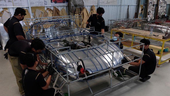 Tuksedo Studio Bali, sebuah studio restorasi mobil di Kabupaten Gianyar mampu membuat replika mobil klasik. Bengkel ini mampu memproduksi replika -mobil klasik langka.