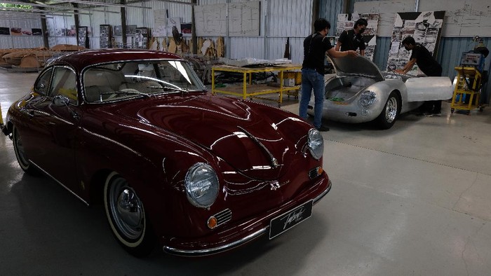 Melihat Produksi Replika Mobil Klasik di Tuksedo Studio Tuksedo Studio Bali, sebuah studio restorasi mobil di Kabupaten Gianyar mampu membuat replika mobil klasik. Bengkel ini mampu memproduksi replika -mobil klasik langka.