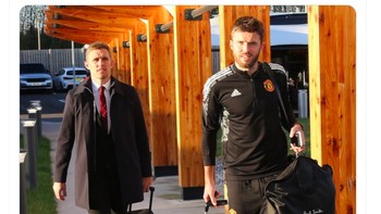 Michael Carrick akan dibantu oleh Darren Fletcher. Keduanya dulu sama-sama pemain bintang bagi MU dan telah mempersembahkan banyaak gelar. Foto: Twitter