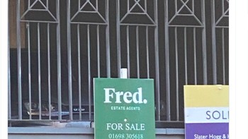 Netizen ini di sisi lain berharap Carrick segera menjual pemain yang payah seperti Fred. Foto: Twitter